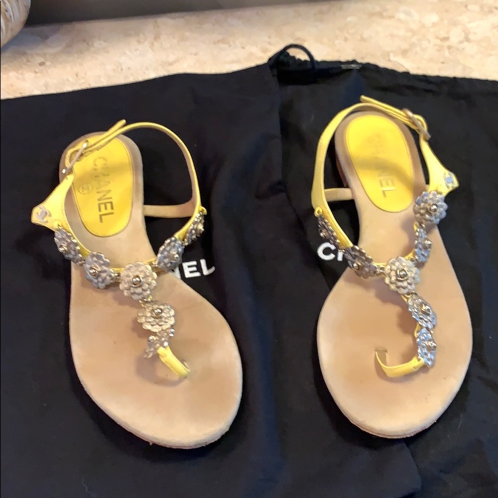 Beautiful CHANEL Camellia embellished sandals - Picture 1 of 5